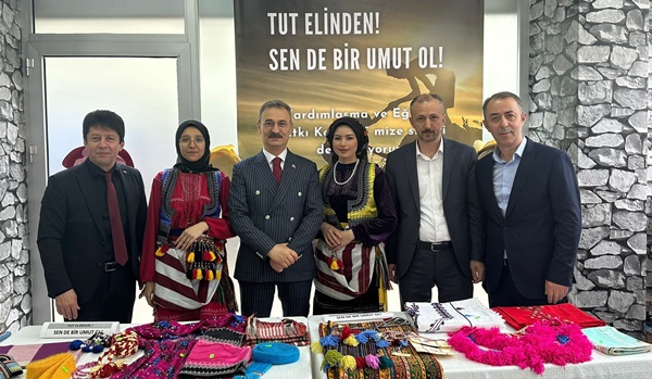 Başkan Kurukız’da Tut Elinden Eğitime Katkı Kermesine Katıldı