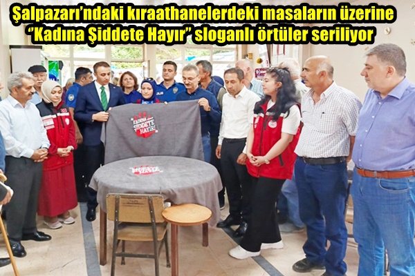 Şalpazarı’ndaki kıraathanelerdeki masaların üzerine ‘’Kadına Şiddete Hayır’’ sloganlı örtüler seriliyor