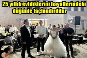 25 yıllık evliliklerini hayallerindeki düğünle taçlandırdılar 